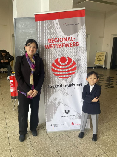Jugend-musiziert-Preisträger mit Lehrerin Jugend-musiziert-Preisträger mit Lehrerin